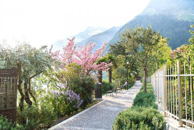 Dorf Tirol promenade