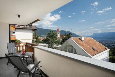 Balcone orientato a sud con vista su Merano